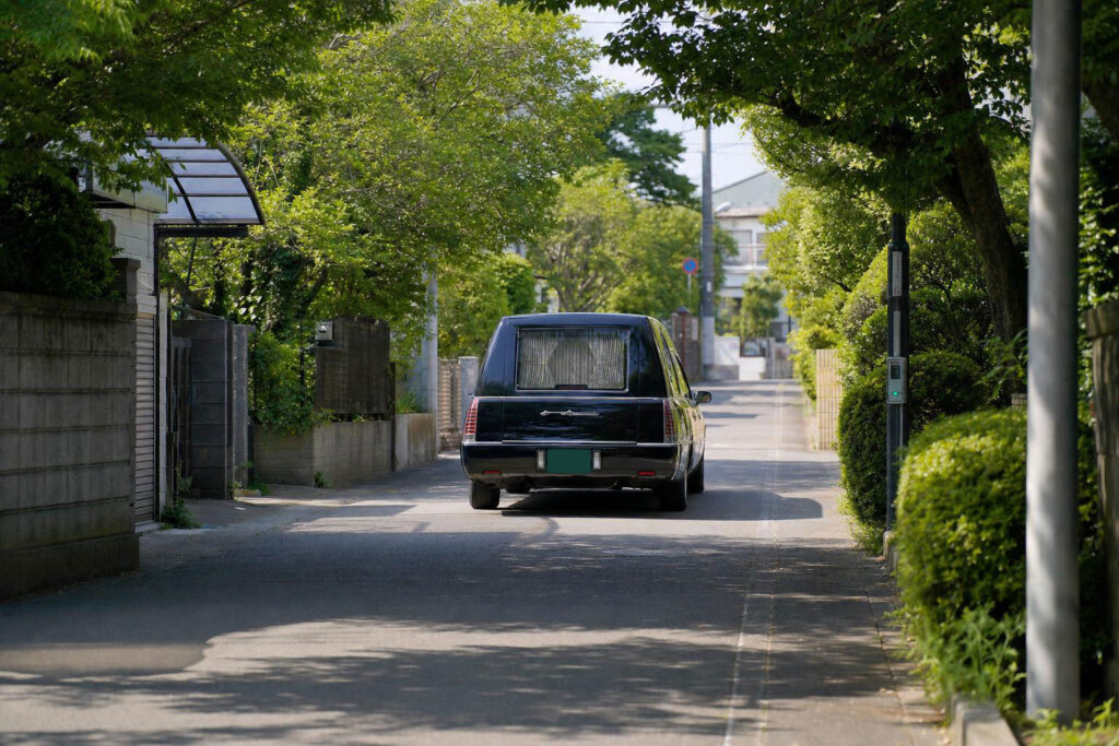 霊柩車(クラウンロイヤル)で厳かに街中を走行