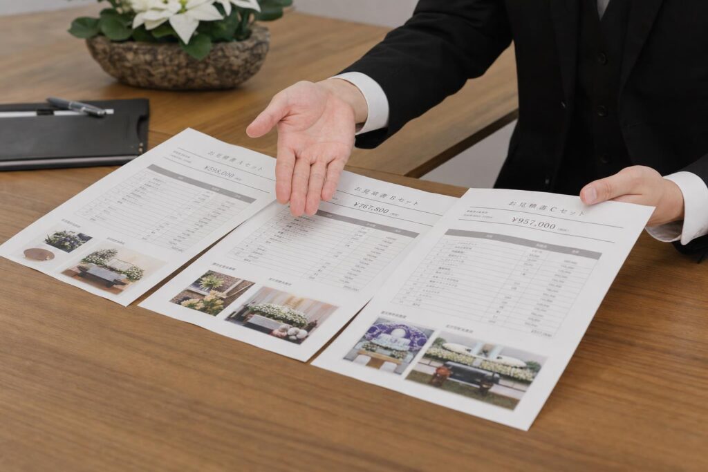 複数の葬儀見積もりを比較しながら説明する様子
