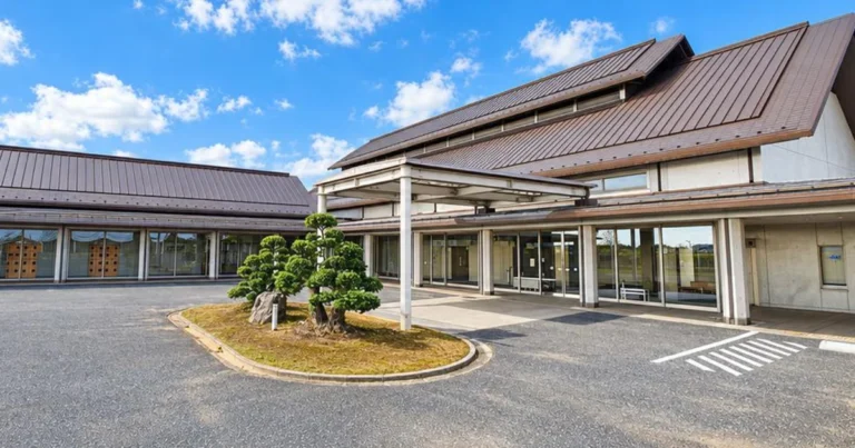 おみがわ聖苑の外観