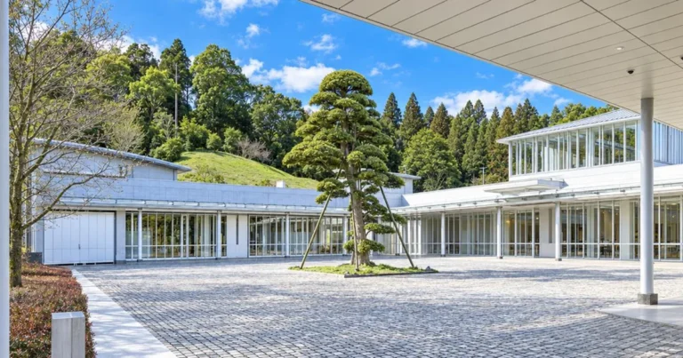 山桑メモリアルホールの外観