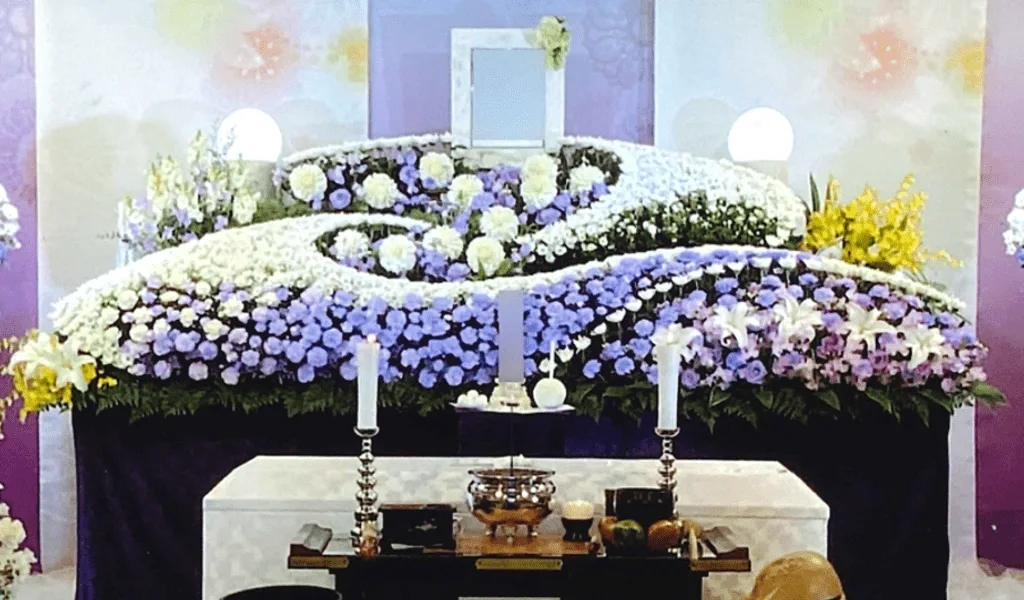 白と紫の生花で組まれた祭壇（一日葬プランのイメージ）