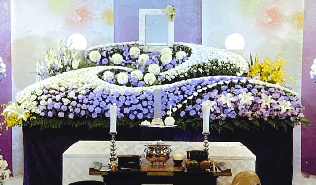 白と紫の生花で組まれた祭壇（一日葬プランのイメージ）