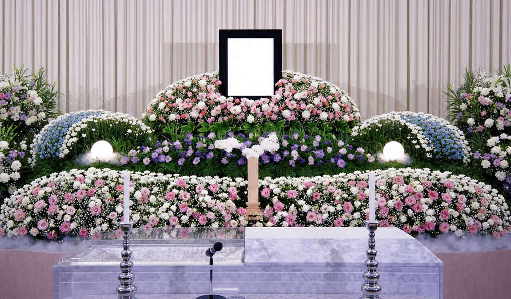 白とピンクの生花で組まれた祭壇(家族葬プランのイメージ)