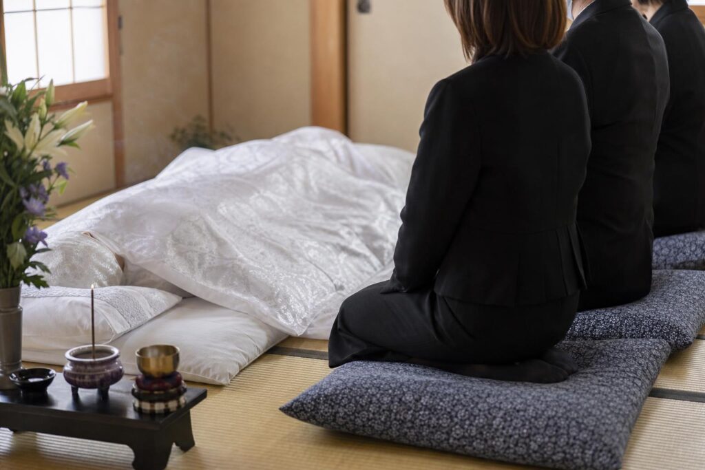 自宅の安置室で線香をあげる家族の様子